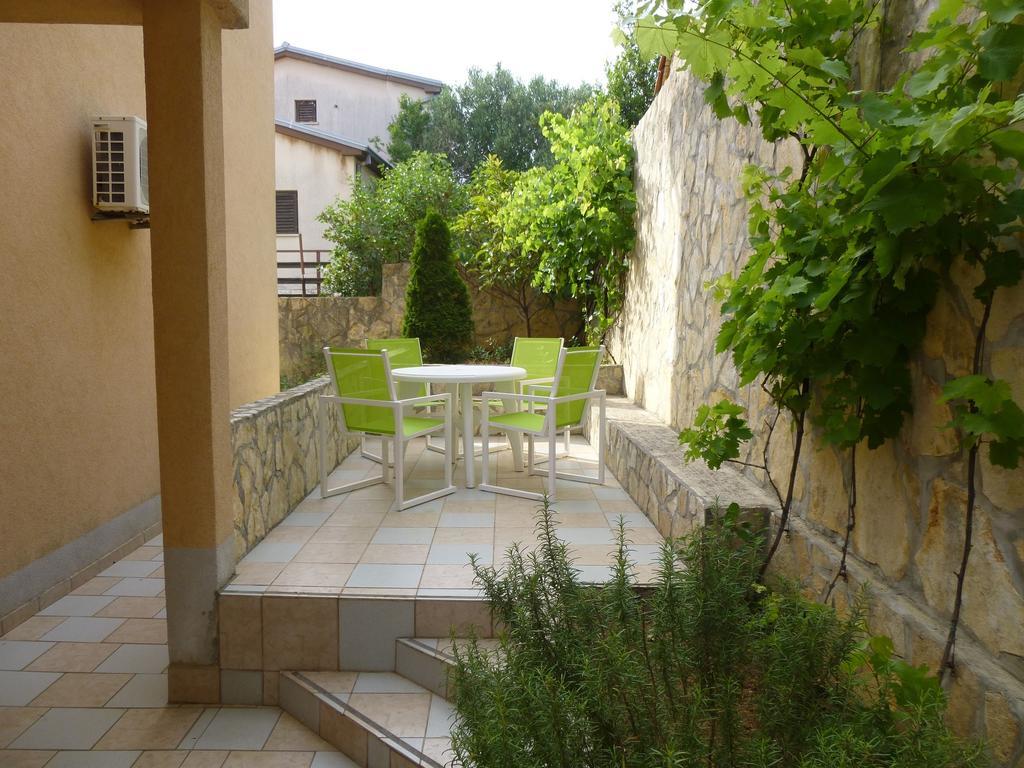 Apartments Villa Rosmarin Omišalj Rom bilde