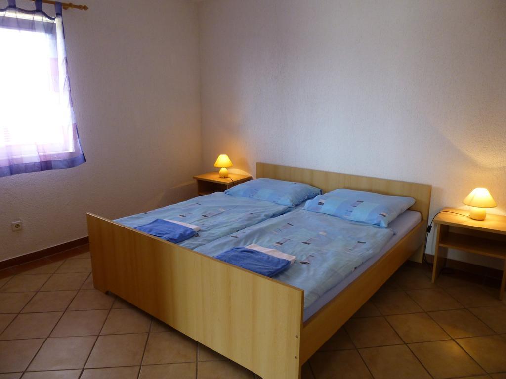 Apartments Villa Rosmarin Omišalj Rom bilde