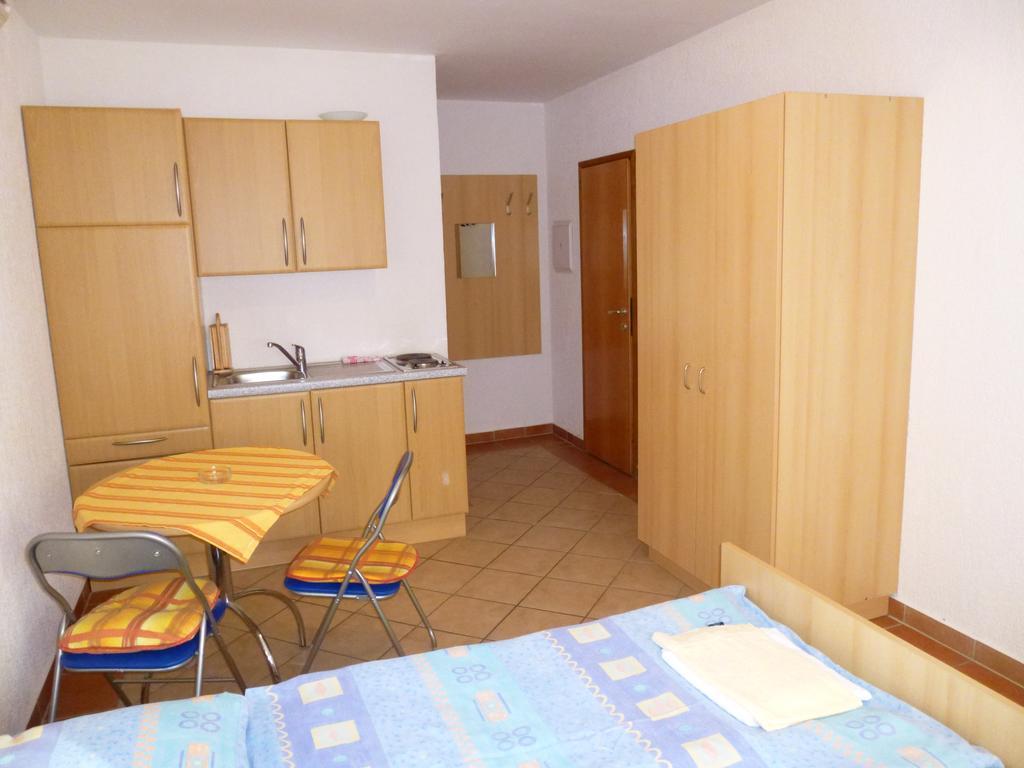 Apartments Villa Rosmarin Omišalj Rom bilde