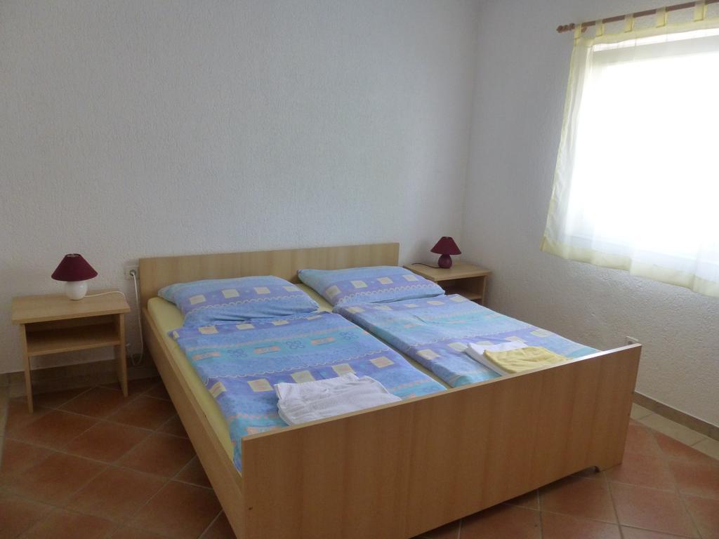 Apartments Villa Rosmarin Omišalj Rom bilde