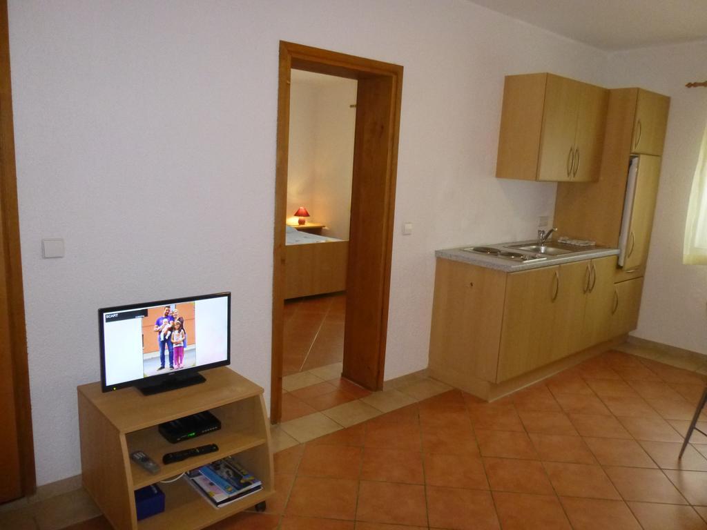 Apartments Villa Rosmarin Omišalj Eksteriør bilde