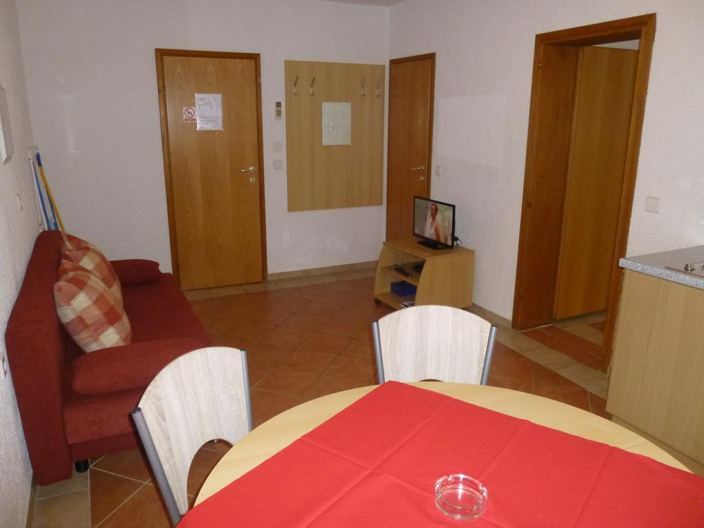 Apartments Villa Rosmarin Omišalj Rom bilde