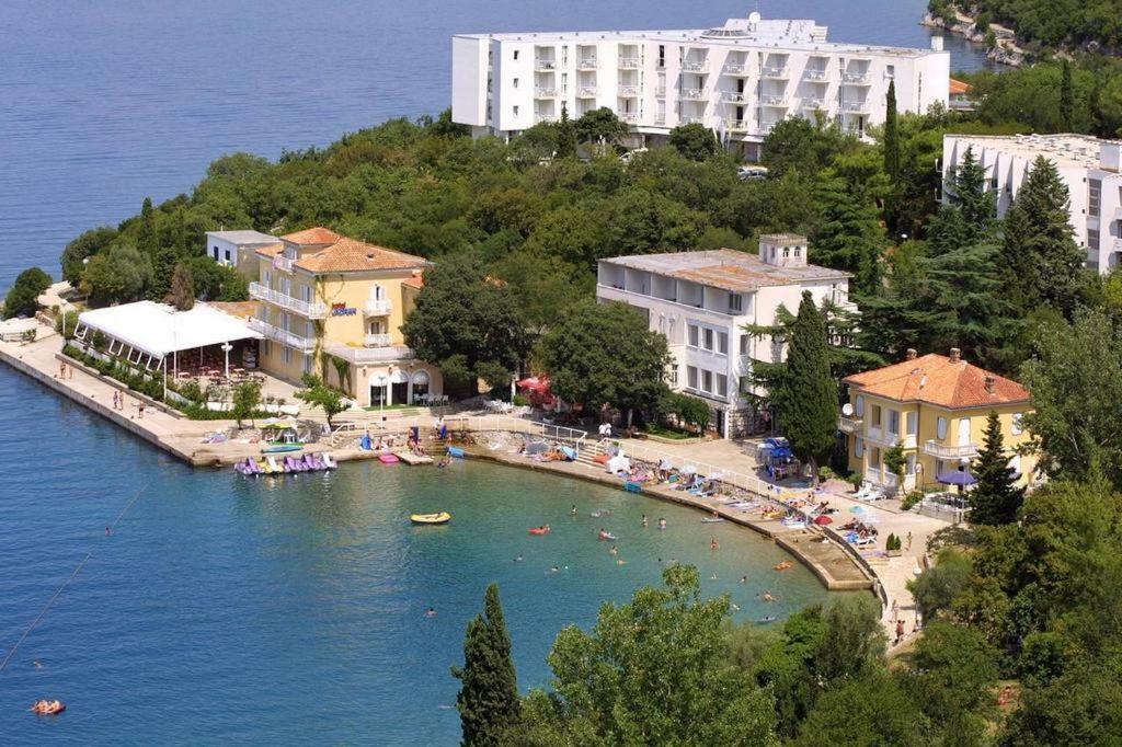 Apartments Villa Rosmarin Omišalj Eksteriør bilde